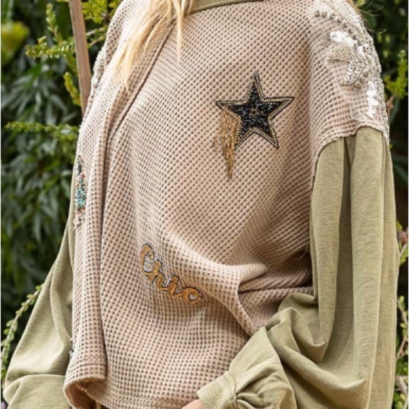 POL V-neck glam patches contrast long sleeves top - Picture 2 of 3